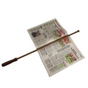 Baguette à journaux bois foncé vernis 75 cm